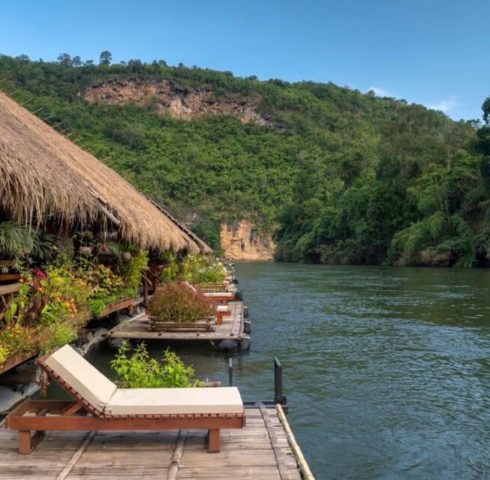 Slapen in drijvende huisjes op de River Kwai