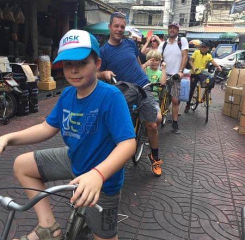 Met de fiets door Bangkok met de familie