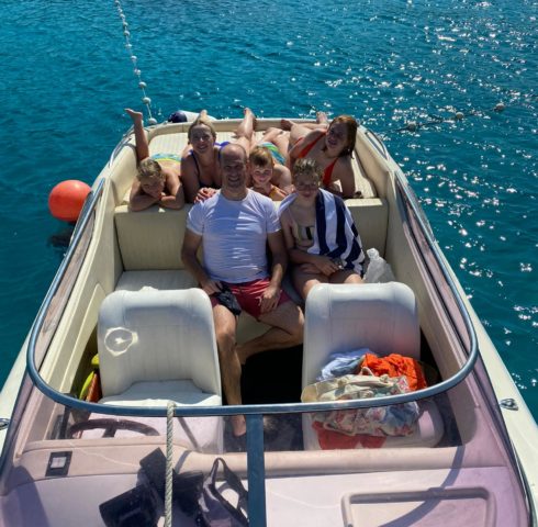 Familie op speedboat in Hvar