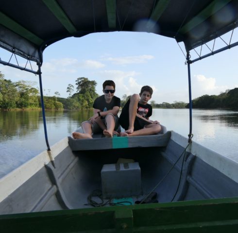 Jungle avontuur op de boot met kinderen