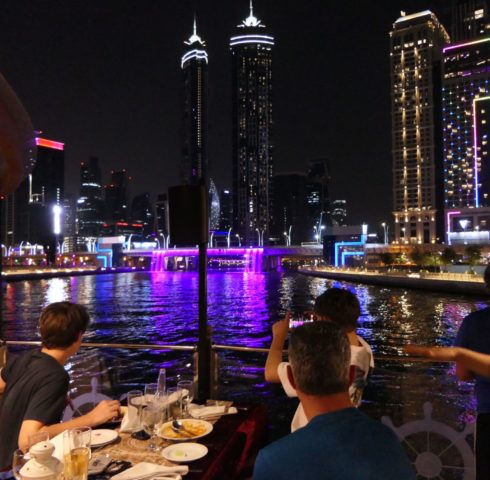 Dineren op een dhow boot met zicht op de skyline