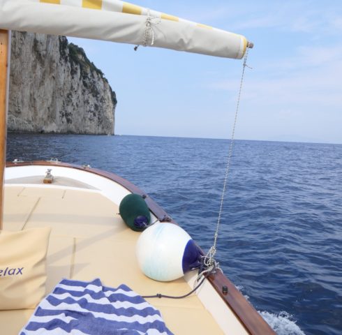 Uitzicht op zee en rotsen vanuit gozzo boot