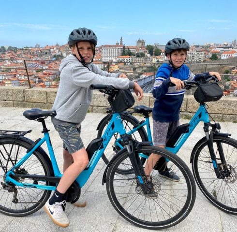 Jongens op elektrische fiets in Porto