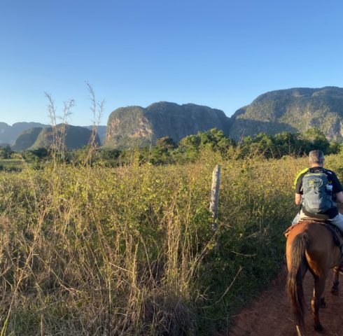 Paardrijden in vinales bij zonsondergang Cuba