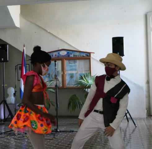 Twee dansende kids tijdens dansen met kinderen-activiteit in Cienfuegos