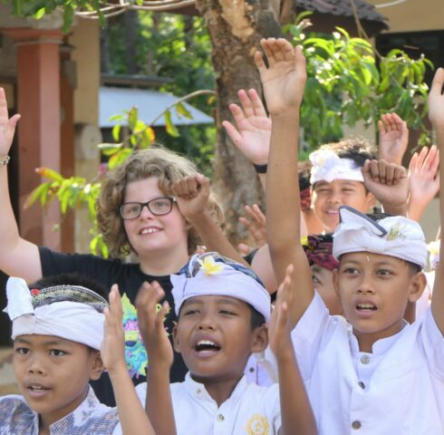 Kruip achter de Balinese schoolbanken