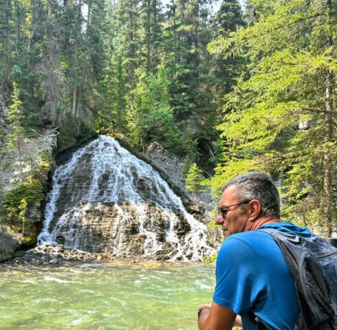 Wandel langs woelige watervallen in Maligne Canyon