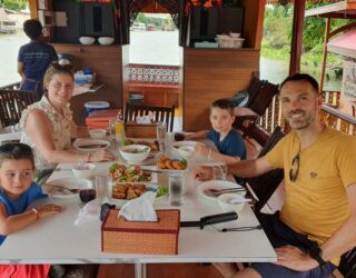 Diner met kinderen op de boot in Ayutthaya