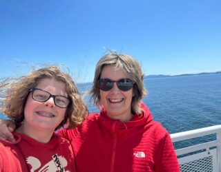Mama en kind op de ferry naar Vancouver Island