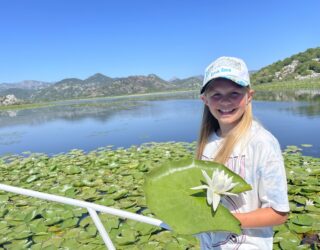 Kind met lelie op Skadar Lake