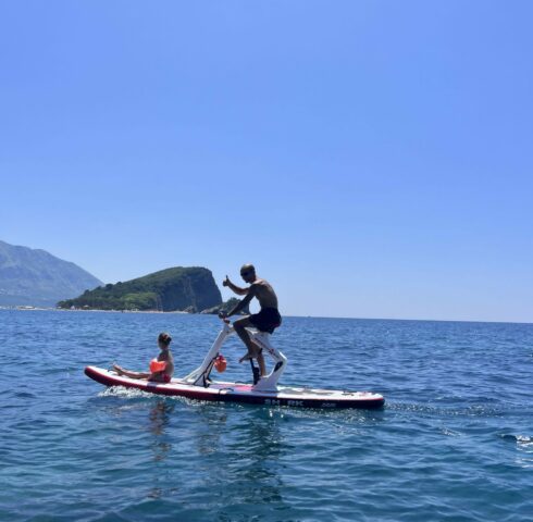 Fietsen op het water in Budva