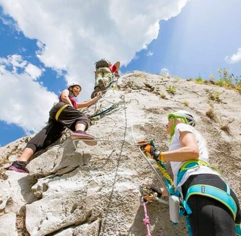 Klauter op de via ferrata in Kotor