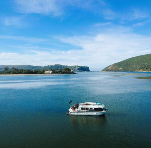 Vaar met je eigen boothuis in Knysna lagune