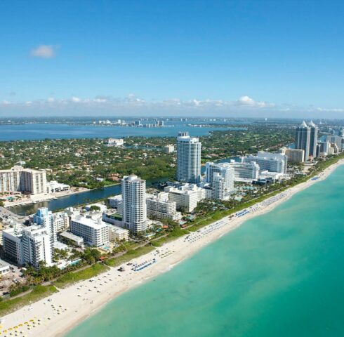 Scheur in een speedboat door de baai van Miami