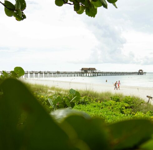 Chillen op de paradijselijk witte stranden van Naples