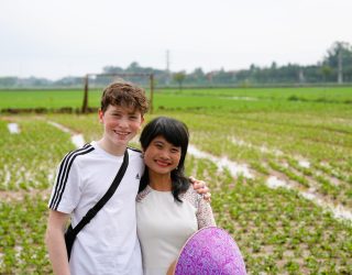 Kind met gids aan rijstvelden in Vietnam