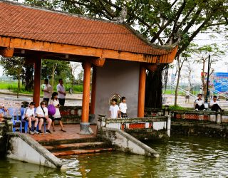 Toeschouwers waterpoppentheater bij Hanoi