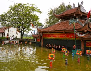 Applaus spelers waterpoppentheater bij Hanoi