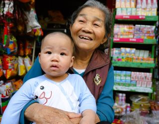 Oma en kleinkind in dorpje bij Hanoi