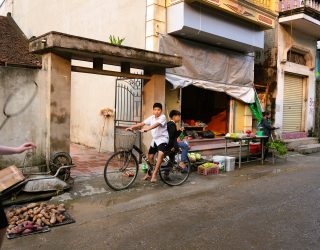 Kinderen badmintonnen in Hanoi