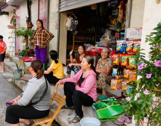 Vrouwen supporteren voor badminton in Hanoi