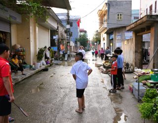 Kinderen spelen badminton in Hanoi