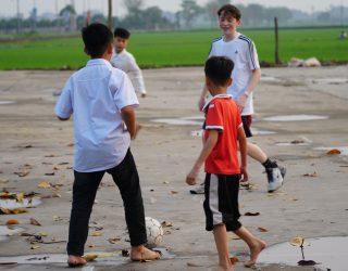 Kinderen voetballen in Hanoi