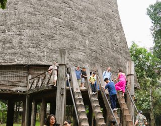 Tieners bij authentiek huis Vietnam Etnologie Museum Hanoi