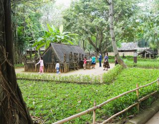 Familie bij authentiek huis Vietnam Etnologie Museum Hanoi