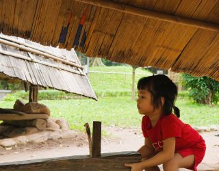 Kind bij Vietnam Etnologie Museum Hanoi