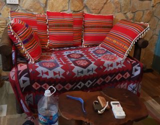 Kleurrijke sofa in homestay Mau Chau