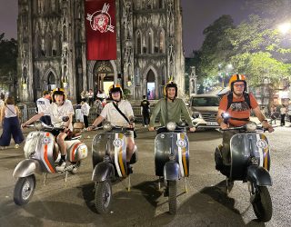 Gezin op sunset scootertocht in Hanoi