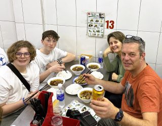 Familie eet Bún chả in Vietnam