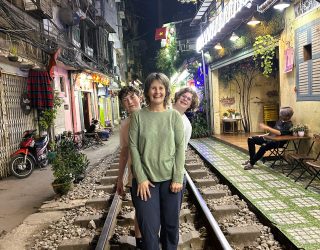 Mama met kinderen in Train Street