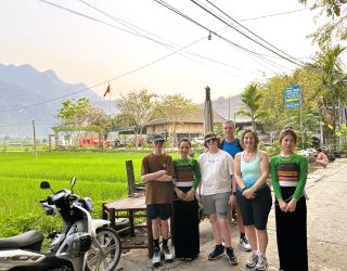 Familie gaat fietsen op het Vietnamese platteland