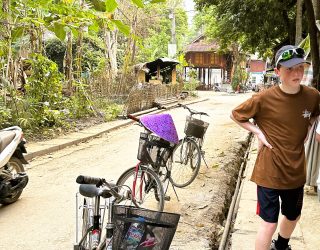 Kind fietst op het Vietnamese platteland