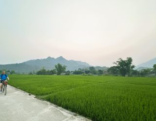 Fietsen tussen rijstvelden in Mau Chau Vietnam