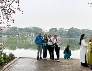 Familie bij schildpadtoren Hanoi