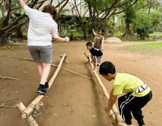 Kinderen spelen bij Vietnam Etnologie Museum