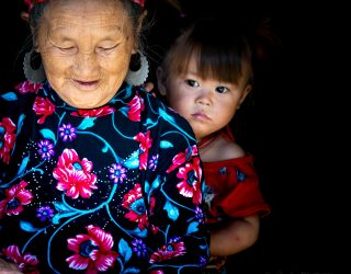 Grootmoeder en kleindochter aan het naaien in Vietnam