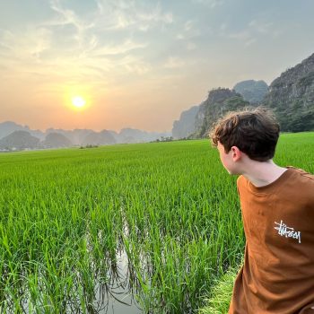 Tiener in rijstveld in Ninh Binh