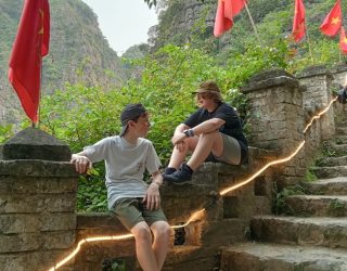 Tieners rusten uit op trappen bij Mua Cave in Ninh Binh