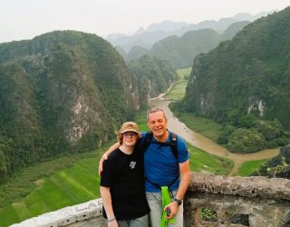 Papa en tiener bij uitzichtpunt op Drakenberg in Ninh Binh