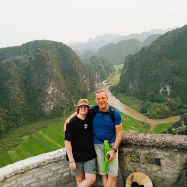 Papa en tiener bij uitzichtpunt op Drakenberg in Ninh Binh