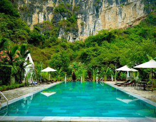 Zwembad naast karstgebergte Hotel Tam Coc