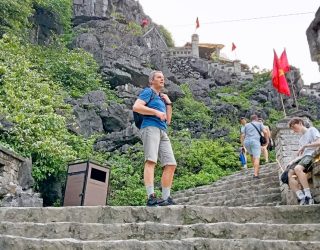 Papa en tiener op trappen Mua Cave in Ninh Binh