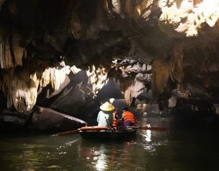 Varen in de grotten van Trang An