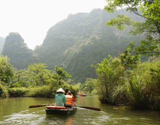 Varen tussen het karstgebergte in Trang An