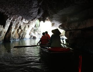 Varen in de grotten bij Trang An