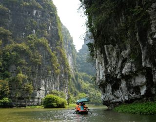 Boottocht tussen karstgebergte bij Ninh Binh